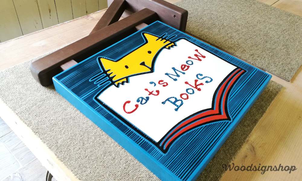 猫と本の吊り下げ看板