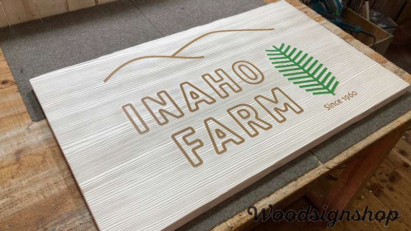 INAHOFARMの白基調の木製看板