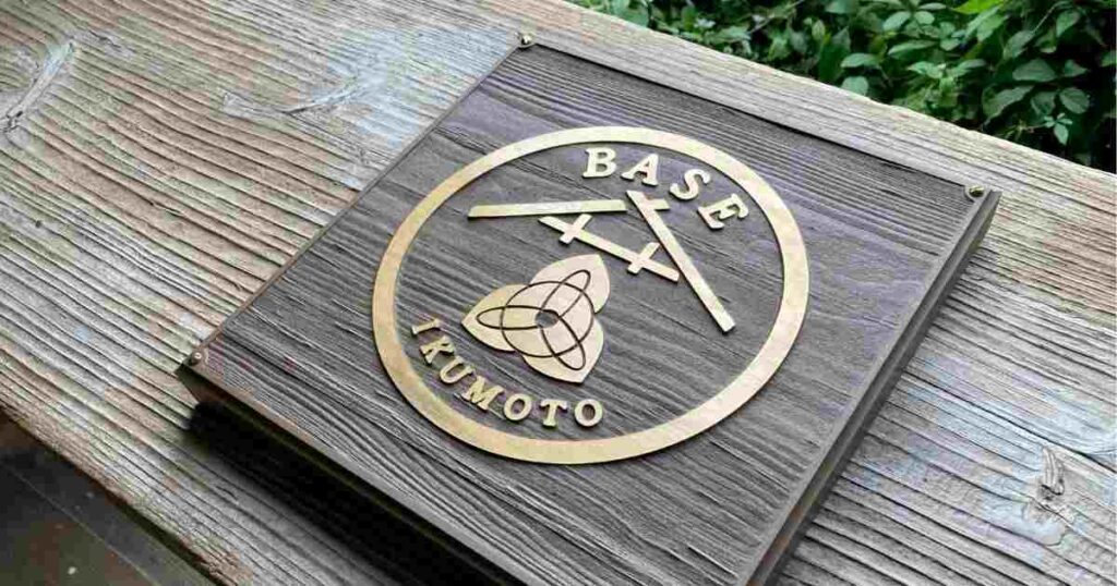 木製看板の完成品を発送前に撮影した写真。光の加減では問題が見られないゴールド塗料部分が確認できる。