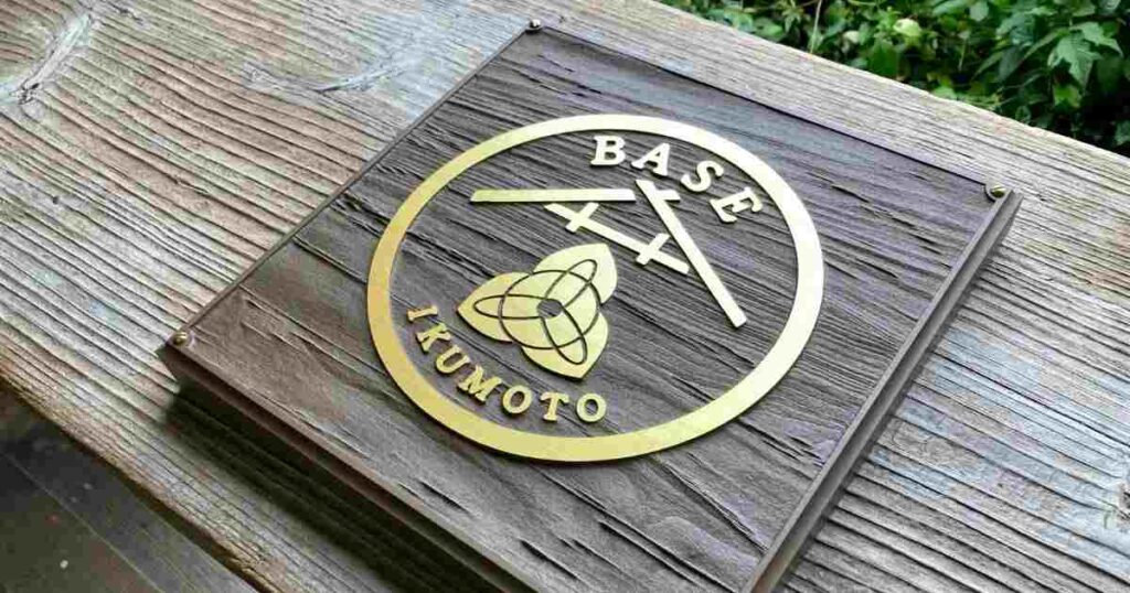 再制作された木製看板の完成写真。滑らかなゴールド塗料の仕上がりと、木目の美しさが際立つ。