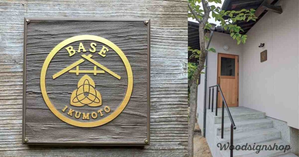 真鍮プレート付きの木製看板が白壁に取り付けられている様子