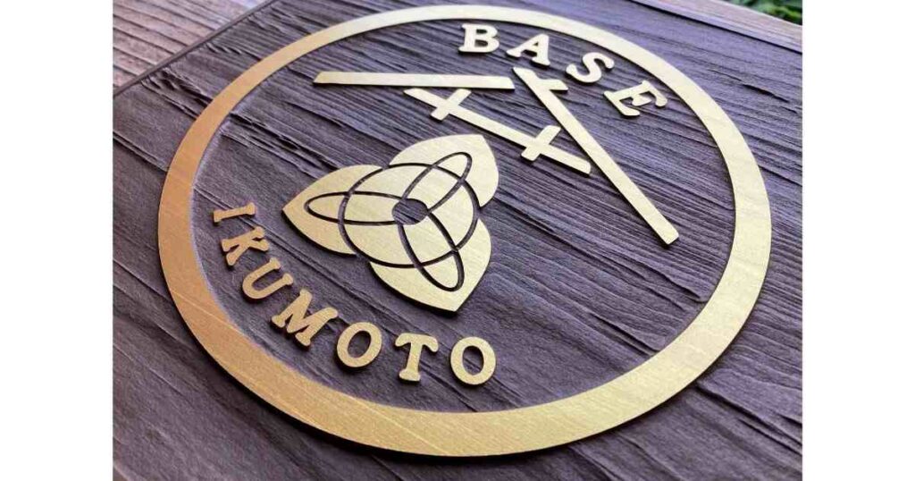 IKUMOTO BASEの看板に施された真鍮製のロゴ部分のクローズアップ写真