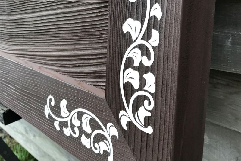 山号額の縁にある、白く優美な唐草模様の装飾の細部。伝統的な寺院の額。