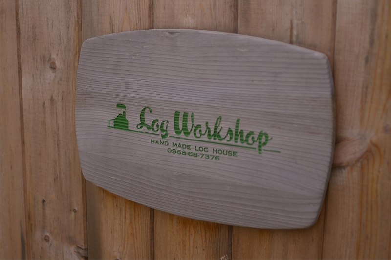 屋外で5年間放置され、自然なシルバーグレーに変色した「Log Workshop」の木製看板