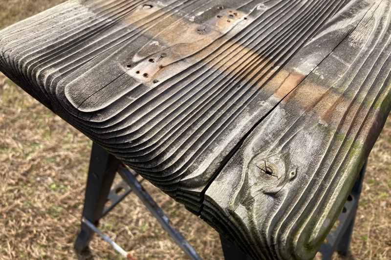 雨風に打たれて美しいシルバーグレーに変色した看板の背面。