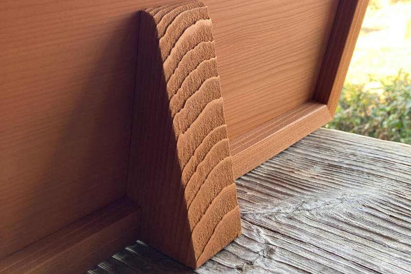 木製看板の背面スタンド部分にもサンドブラスト加工を施したディテール写真。