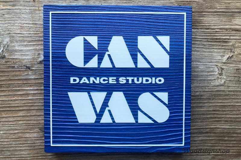 岩手県盛岡市のダンススタジオ「CANVAS」様の、鮮やかなブルーと白のコントラストが美しい30cm角の屋外用木製看板（正面全体）