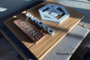 八ヶ岳の自然光を受け綺麗な木目と立体文字の陰影が際立つTAROCO Coffee Roastery様のオーダー木製看板