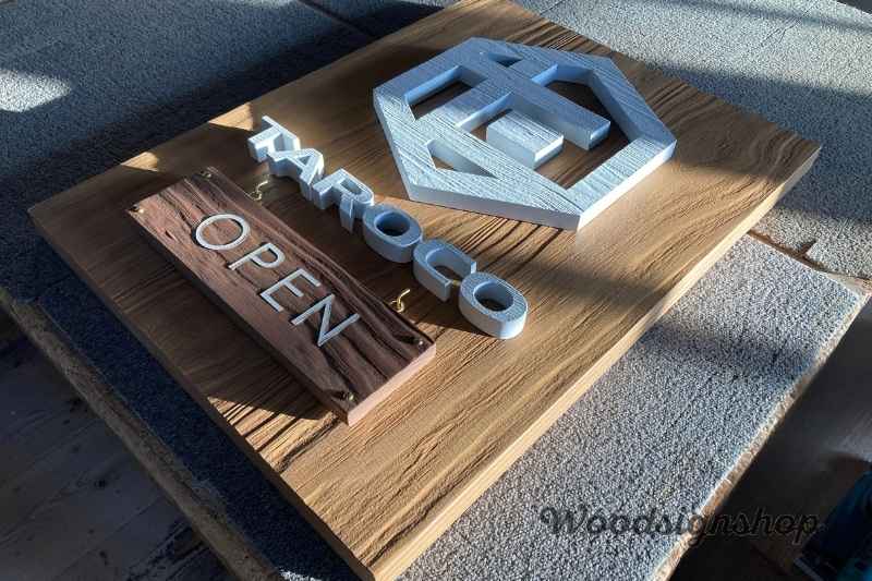 八ヶ岳の自然光を受け綺麗な木目と立体文字の陰影が際立つTAROCO Coffee Roastery様のオーダー木製看板
