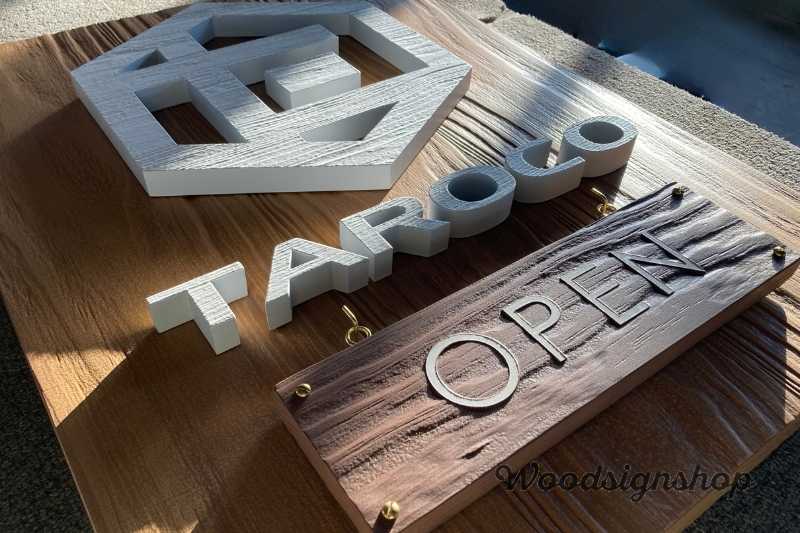 自然光を受け影を作る立体的な木製切り文字ロゴと側面をシルバーグレーで塗装したこだわりディテール